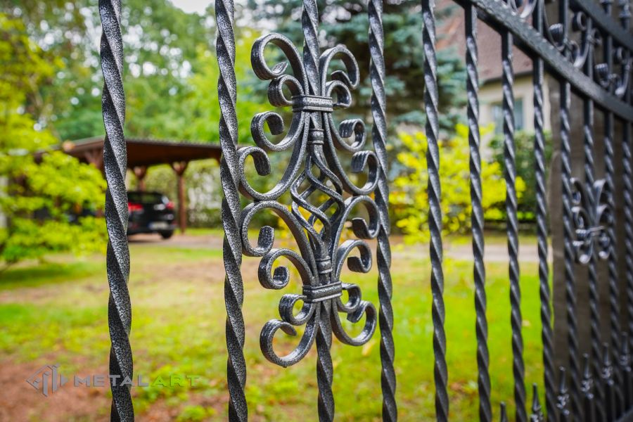 Schmuckzaun, Ornament im Zaun, Zaunprojekt, Schmiedezaun, Zaunanlage in Welle, Zaun Metal Art, Zäune aus Polen, Zaun Berlin, Zäune und Tore, klassische Zäune, Schmuckzäune, Gartenzaun