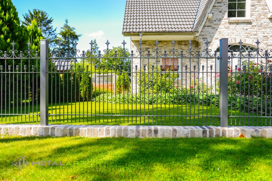 Der klassische Zaun, Zaunprojekt, Zaunportfolio, Zaunmuster, Schmiedezaun, Schmiedezäune, Zaunanlage Projekt, Zaun Metal Art, Zäune aus Polen, Zaun Berlin, Zaun günstig kaufen, Zäune und Tore, klassische Zäune, Gartenzaun, Gartenzäune