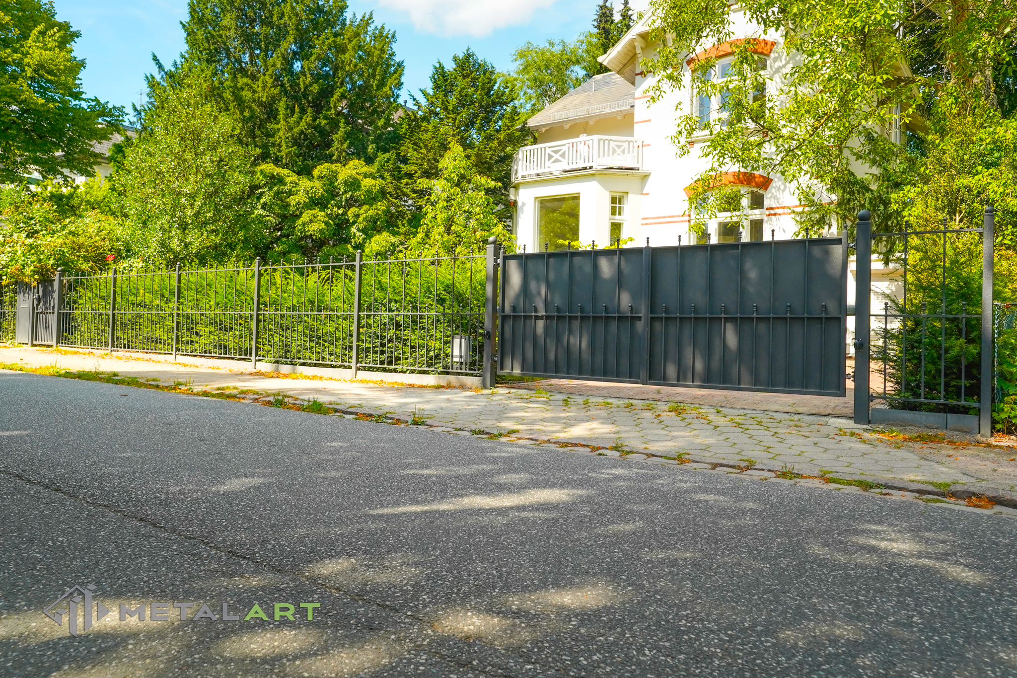 Zaunprojekt, Zaunportfolio, Zaunmuster, Schmiedezaun, Schmiedezäune, Zaunanlage Projekt, Zaun Metal Art, Zäune aus Polen, Zaun Berlin, Zaun günstig kaufen, Zäune und Tore, klassische Zäune, Schmuckzaun, Schmuckzäune, Gartenzaun, Gartenzäune