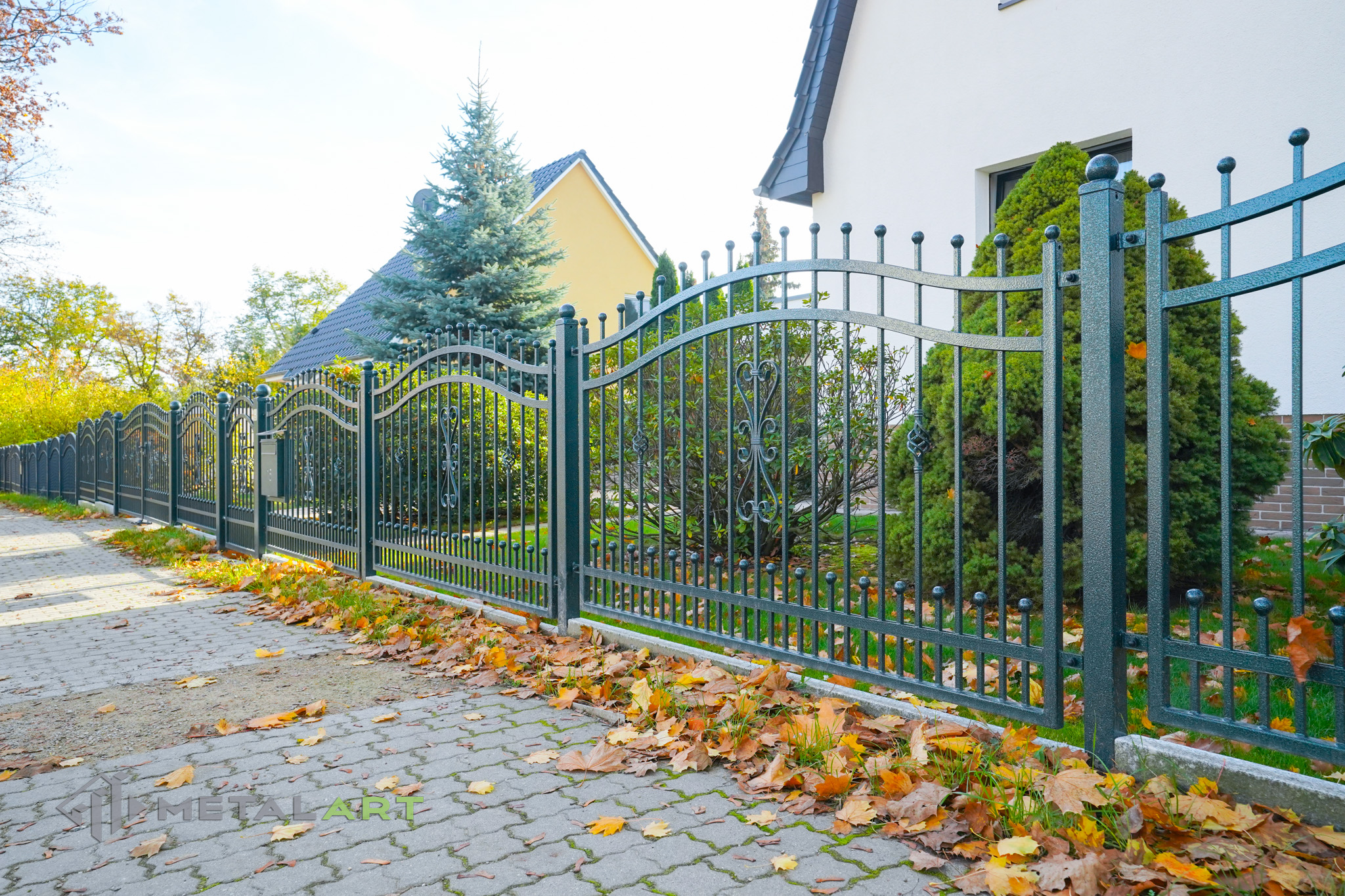 Zaun in Welle, Zaunprojekt, Zaunportfolio, Zaunmuster, Schmiedezaun, Schmiedezäune, Zaunanlage Projekt, Zaun Metal Art, Zäune aus Polen, Zaun Berlin, Zaun günstig kaufen, Zäune und Tore, klassische Zäune, Schmuckzaun, Schmuckzäune, Gartenzaun, Gartenzäune