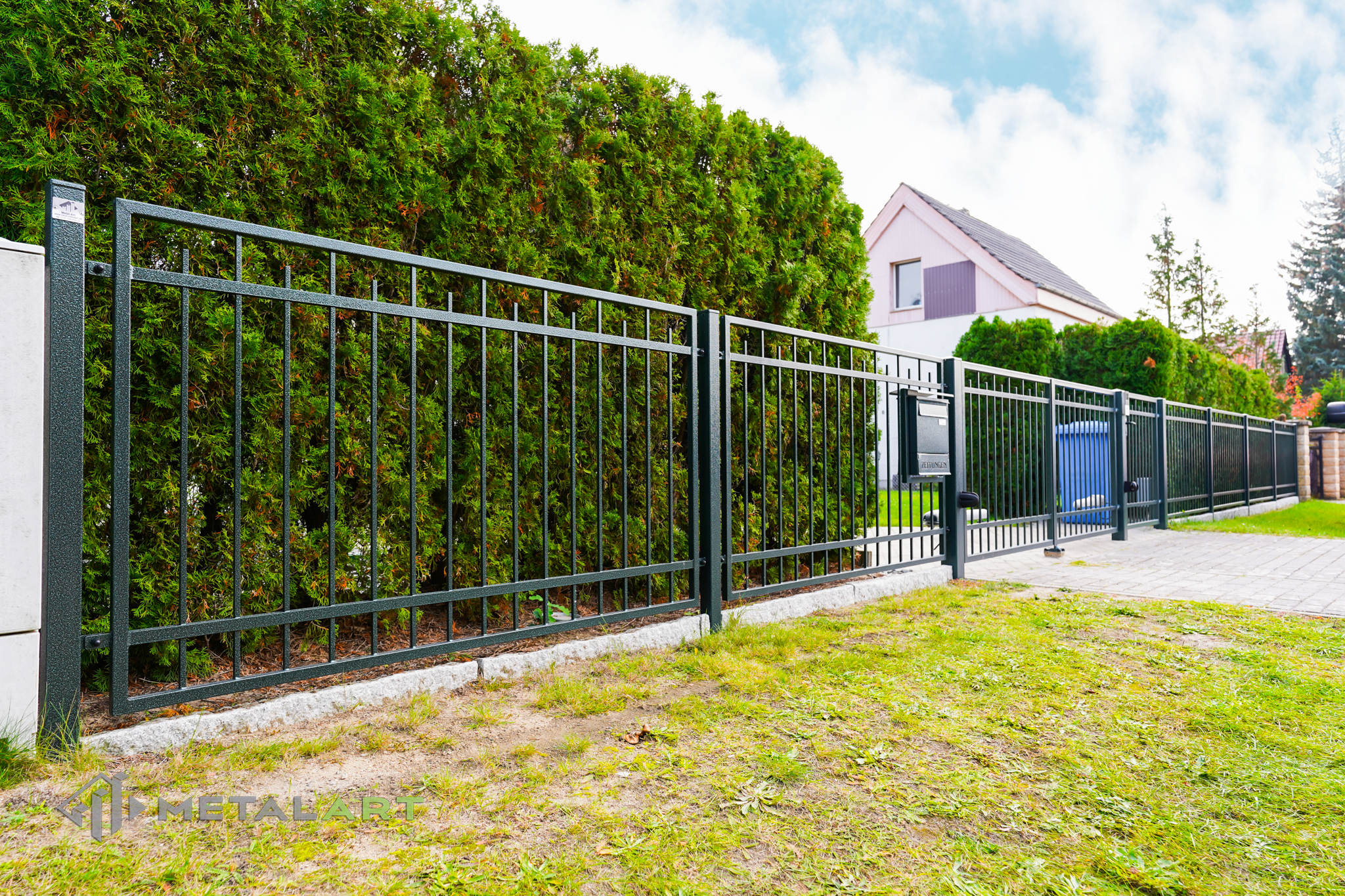 Zaunprojekt, Zaunportfolio, Zaunmuster, Schmiedezaun, Schmiedezäune, Zaunanlage Projekt, Zaun Metal Art, Zäune aus Polen, Zaun Berlin, Zaun günstig kaufen, Zäune und Tore, klassische Zäune, Gartenzaun, Gartenzäune