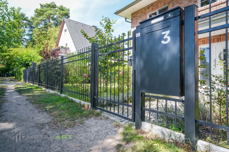 Zaunprojekt, Zaunportfolio, Zaunmuster, Schmiedezaun, Schmiedezäune, Zaunanlage Projekt, Zaun Metal Art, Zäune aus Polen, Zaun Berlin, Zaun günstig kaufen, Zäune und Tore, klassische Zäune, Gartenzaun, Gartenzäune