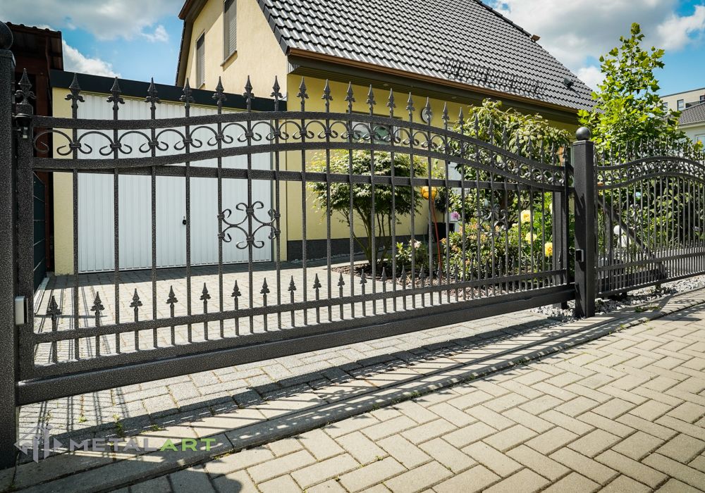 Zaun in Welle, Zaunprojekt, Zaunportfolio, Zaunmuster, Schmiedezaun, Schmiedezäune, Zaunanlage Projekt, Zaun Metal Art, Zäune aus Polen, Zaun Berlin, Zaun günstig kaufen, Zäune und Tore, klassische Zäune, Schmuckzaun, Schmuckzäune, Gartenzaun, Gartenzäune