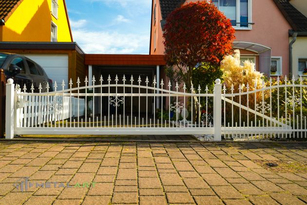 Schiebetor, Zaun in Welle, Zaunprojekt, klassische Zäune, Schmuckzaun, Gartenzaun