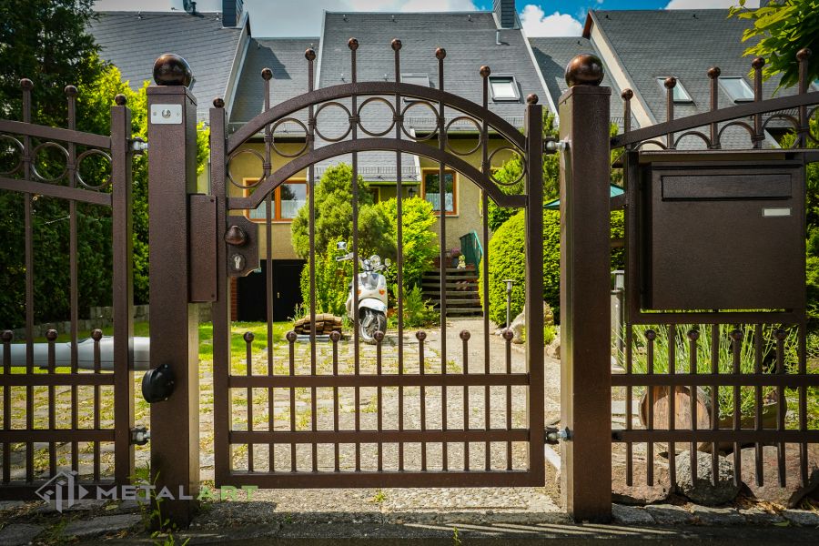 Zierelemente im Zaun, Zaunprojekt, Zaunportfolio, Zaunmuster, Schmiedezaun, Schmiedezäune, Zaunanlage Projekt, Zaun Metal Art, Zäune aus Polen, Zaun Berlin, Zaun günstig kaufen, Zäune und Tore, klassische Zäune, Schmuckzaun, Schmuckzäune
