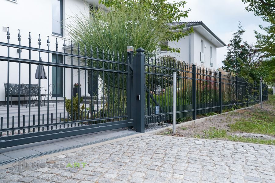 Zaunprojekt, Zaunportfolio, Zaunmuster, Schmiedezaun, Schmiedezäune, Zaunanlage Projekt, Zaun Metal Art, Zäune aus Polen, Zaun Berlin, Zaun günstig kaufen, Zäune und Tore, klassische Zäune, Gartenzaun, Gartenzäune
