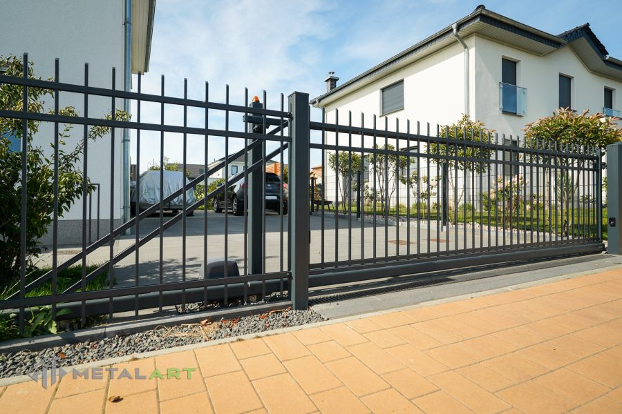 Zaunprojekt, Zaunportfolio, Zaunmuster, Schmiedezaun, Schmiedezäune, Zaunanlage Projekt, Zaun Metal Art, Zäune aus Polen, Zaun Berlin, Zaun günstig kaufen, Zäune und Tore, klassische Zäune, Gartenzaun, Gartenzäune