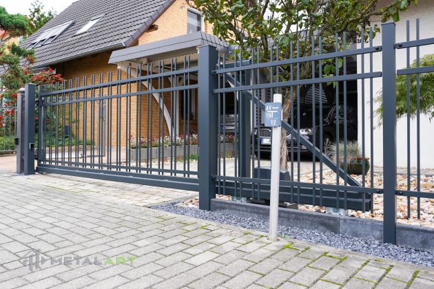 Schiebetor, Tor, Tore, Zaunprojekt, Zaunportfolio, Zaunmuster, Schmiedezaun, Schmiedezäune, Zaunanlage Projekt, Zaun Metal Art, Zäune aus Polen, Zaun Berlin, Zaun günstig kaufen, Zäune und Tore, klassische Zäune, Gartenzaun, Gartenzäune