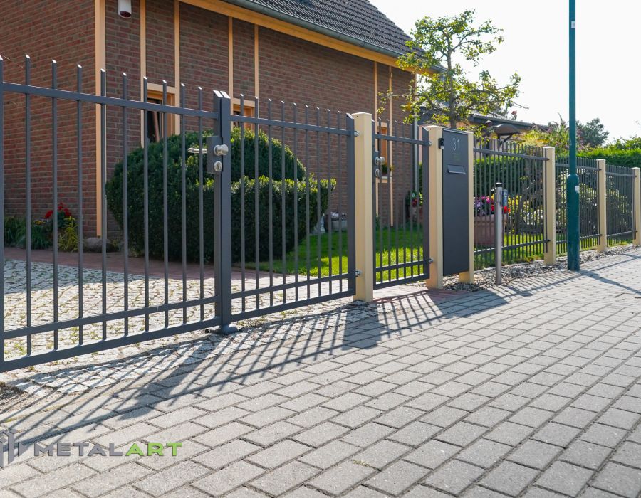 Zaunprojekt, Zaunportfolio, Zaunmuster, Schmiedezaun, Schmiedezäune, Zaunanlage Projekt, Zaun Metal Art, Zäune aus Polen, Zaun Berlin, Zaun günstig kaufen, Zäune und Tore, klassische Zäune, Gartenzaun, Gartenzäune