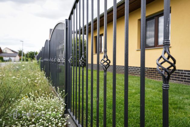 Bogenzaun, Zaunprojekt, Zaunportfolio, Zaunmuster, Schmiedezaun, Schmiedezäune, Zaunanlage Projekt, Zaun Metal Art, Zäune aus Polen, Zaun Berlin, Zaun günstig kaufen, Zäune und Tore, klassische Zäune, Schmuckzaun, Schmuckzäune, Gartenzaun, Gartenzäune