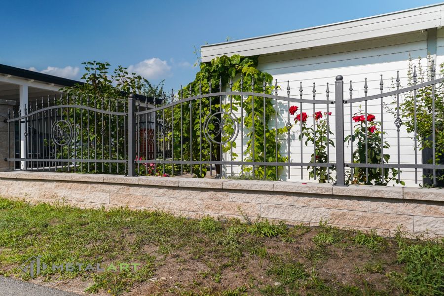 Ornament im Zaun, Zaunprojekt, Schmiedezaun, Zaunanlage in Welle, Zaun Metal Art, Zäune aus Polen, Zaun Berlin, Zäune und Tore, klassische Zäune, Schmuckzäune, Gartenzaun