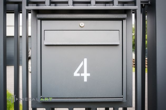 Briefkasten, Zaunprojekt, Zaunportfolio, moderne Zäune, Zaunanlage Projekt, Zaun Metal Art, Zäune aus Polen, Zaun Berlin, Zaun günstig kaufen, Zäune und Tore