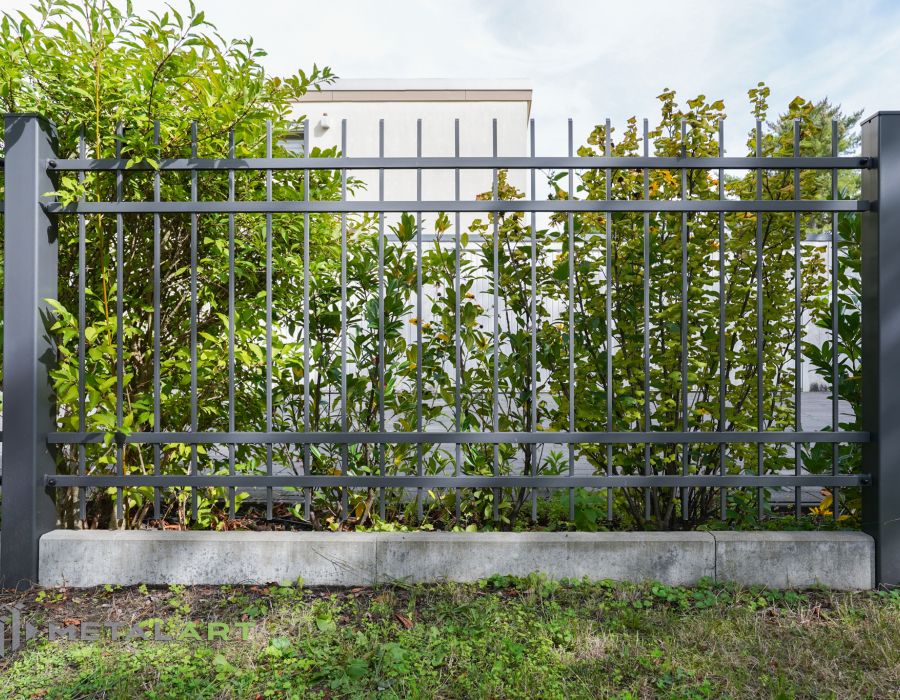 Zaunprojekt, Zaunportfolio, Zaunmuster, Schmiedezaun, Schmiedezäune, Zaunanlage Projekt, Zaun Metal Art, Zäune aus Polen, Zaun Berlin, Zaun günstig kaufen, Zäune und Tore, klassische Zäune, Gartenzaun, Gartenzäune