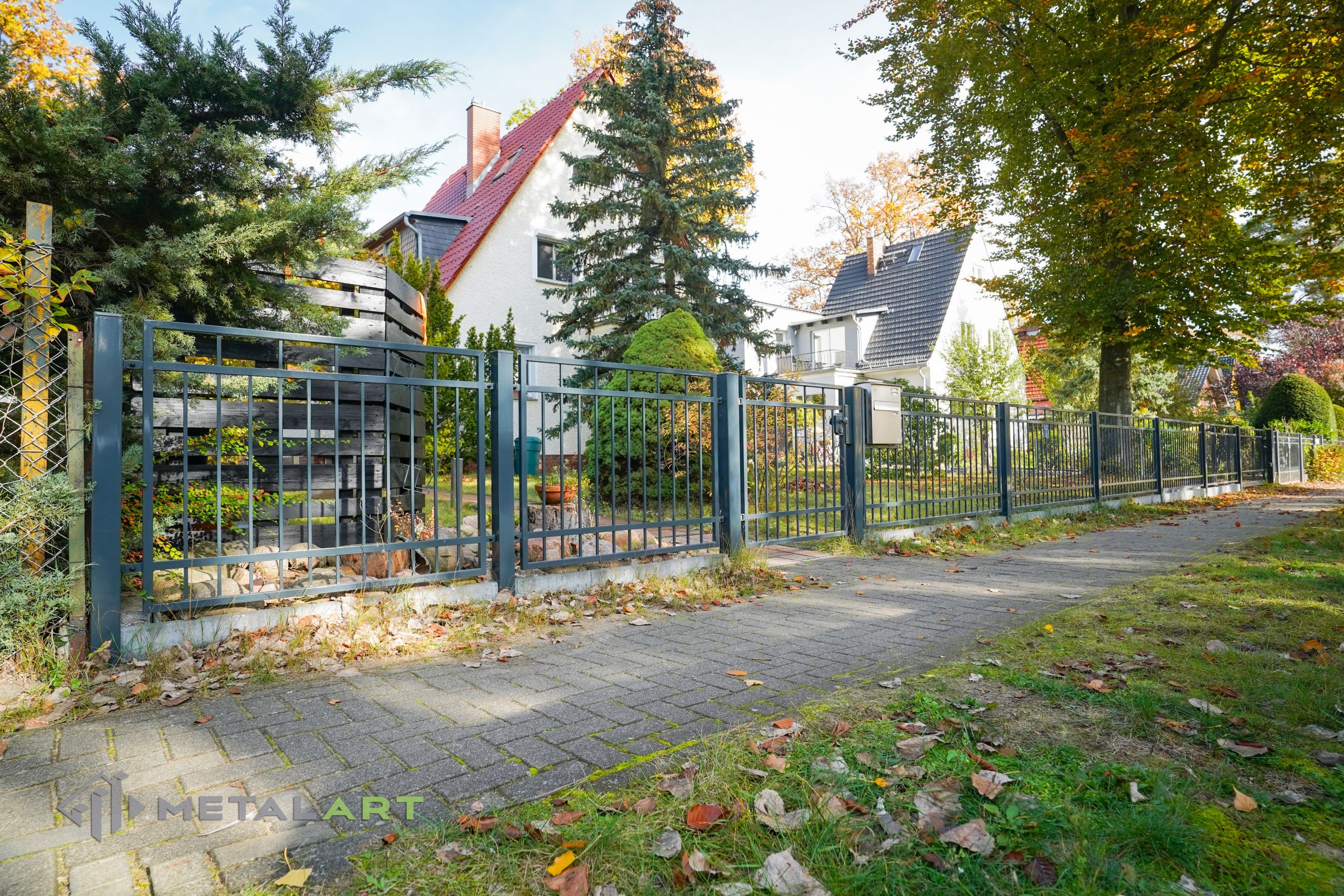 Rahmenzaun, Zaunprojekt, Zaunportfolio, Zaunmuster, Schmiedezaun, Schmiedezäune, Zaunanlage Projekt, Zaun Metal Art, Zäune aus Polen, Zaun Berlin, Zaun günstig kaufen, Zäune und Tore, klassische Zäune, Gartenzaun, Gartenzäune