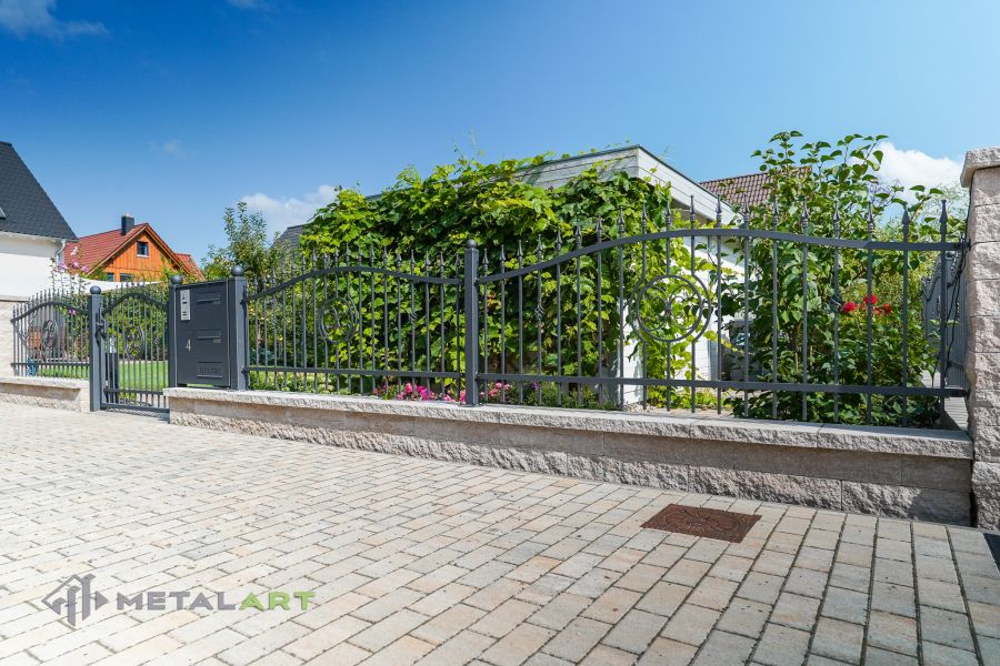 Ornament im Zaun, Zaunprojekt, Schmiedezaun, Zaunanlage in Welle, Zaun Metal Art, Zäune aus Polen, Zaun Berlin, Zäune und Tore, klassische Zäune, Schmuckzäune, Gartenzaun