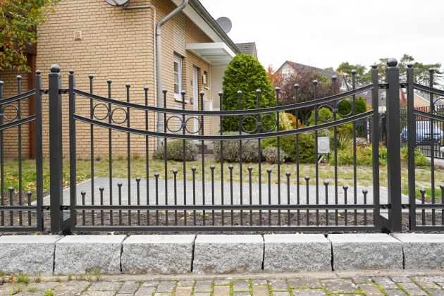 Zaunprojekt, Zaunportfolio, Zaunmuster, Schmiedezaun, Schmiedezäune, Zaunanlage Projekt, Zaun Metal Art, Zäune aus Polen, Zaun Berlin, Zaun günstig kaufen, Zäune und Tore, klassische Zäune, Schmuckzaun, Schmuckzäune, Gartenzaun, Gartenzäune
