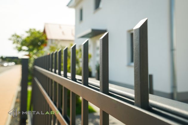 Zaunprojekt, Zaunportfolio, Zaunmuster, Schmiedezaun, Schmiedezäune, Zaunanlage Projekt, Zaun Metal Art, Zäune aus Polen, Zaun Berlin, Zaun günstig kaufen, Zäune und Tore, klassische Zäune, Gartenzaun, Gartenzäune