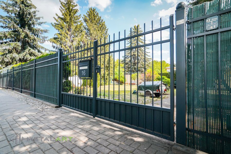 Zaunprojekt, Zaunportfolio, Zaunmuster, Schmiedezaun, Schmiedezäune, Zaunanlage Projekt, Zaun Metal Art, Zäune aus Polen, Zaun Berlin, Zaun günstig kaufen, Zäune und Tore, klassische Zäune, Gartenzaun, Gartenzäune