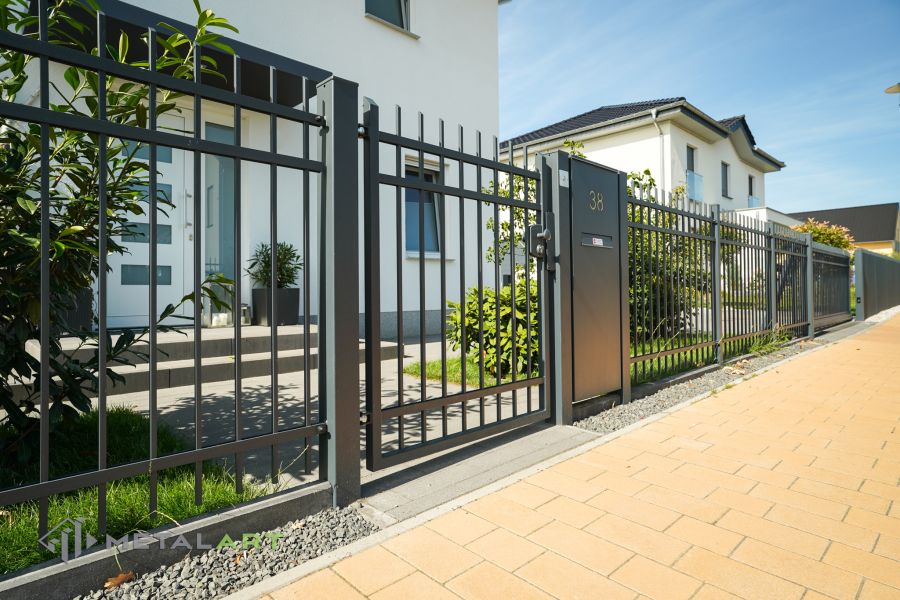 Zaunprojekt, Zaunportfolio, Zaunmuster, Schmiedezaun, Schmiedezäune, Zaunanlage Projekt, Zaun Metal Art, Zäune aus Polen, Zaun Berlin, Zaun günstig kaufen, Zäune und Tore, klassische Zäune, Gartenzaun, Gartenzäune
