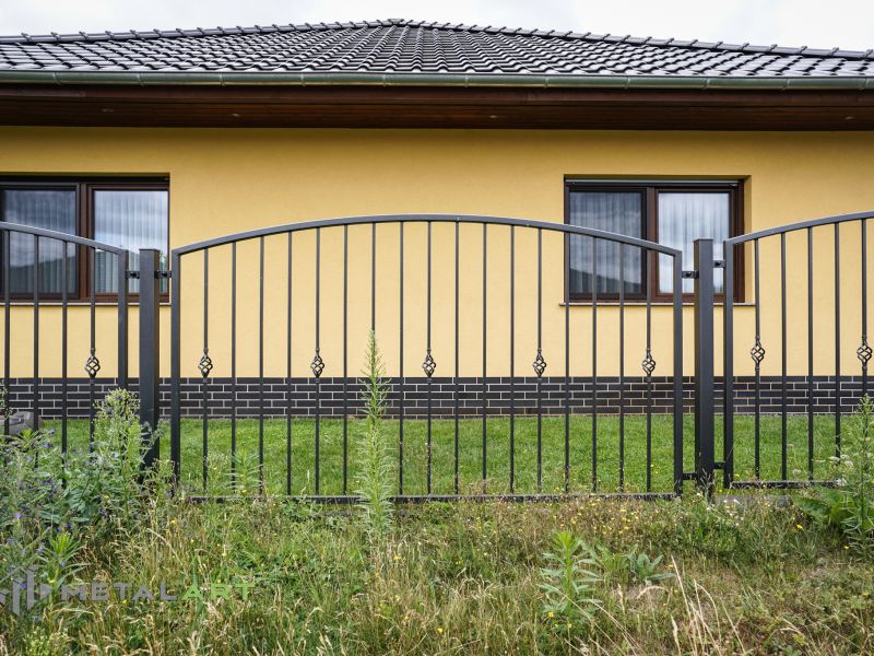 Zaunpforte, Pforte, Bogenzaun, Zaunprojekt, Zaunportfolio, Zaunmuster, Schmiedezaun, Schmiedezäune, Zaunanlage Projekt, Zaun Metal Art, Zäune aus Polen, Zaun Berlin, Zaun günstig kaufen, Zäune und Tore, klassische Zäune, Schmuckzaun, Schmuckzäune, Gartenzaun, Gartenzäune