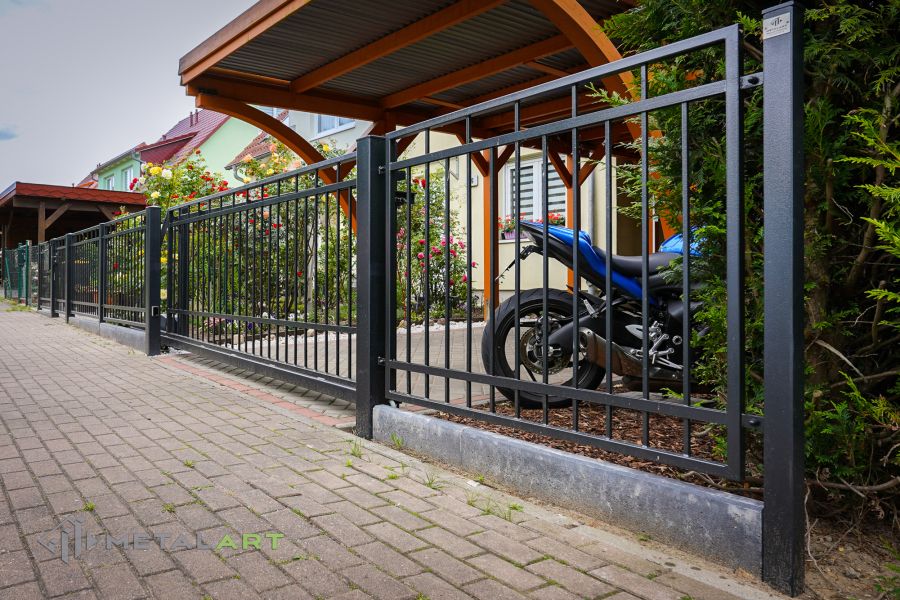 Rahmenzaun, Zaunprojekt, Zaunportfolio, Zaunmuster, Schmiedezaun, Schmiedezäune, Zaunanlage Projekt, Zaun Metal Art, Zäune aus Polen, Zaun Berlin, Zaun günstig kaufen, Zäune und Tore, klassische Zäune, Gartenzaun, Gartenzäune