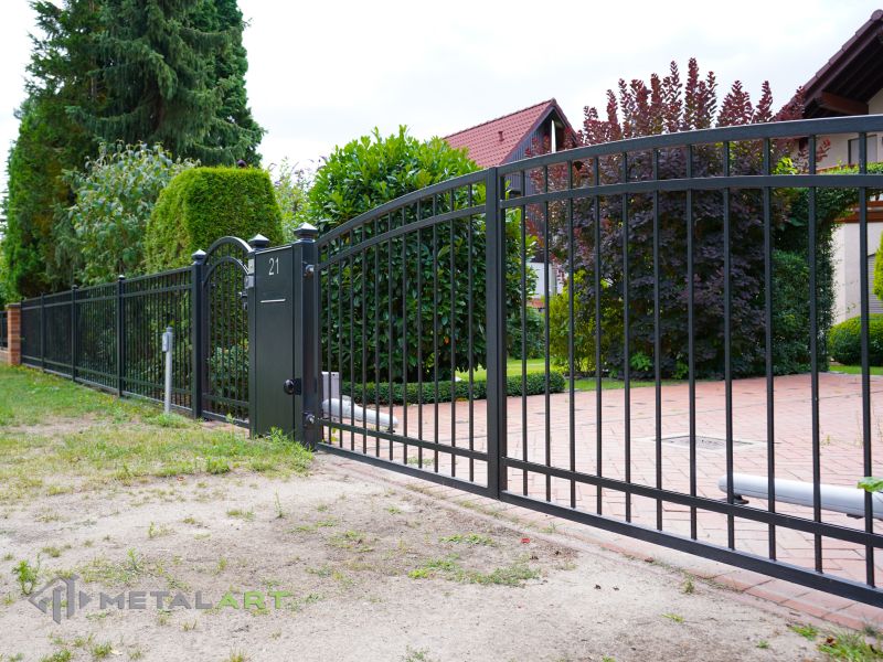 Zaun in Bogen, Zaunprojekt, Zaunportfolio, Zaunmuster, Schmiedezaun, Schmiedezäune, Zaunanlage Projekt, Zaun Metal Art, Zäune aus Polen, Zaun Berlin, Zaun günstig kaufen, Zäune und Tore, klassische Zäune, Schmuckzaun, Schmuckzäune, Gartenzaun, Gartenzäune