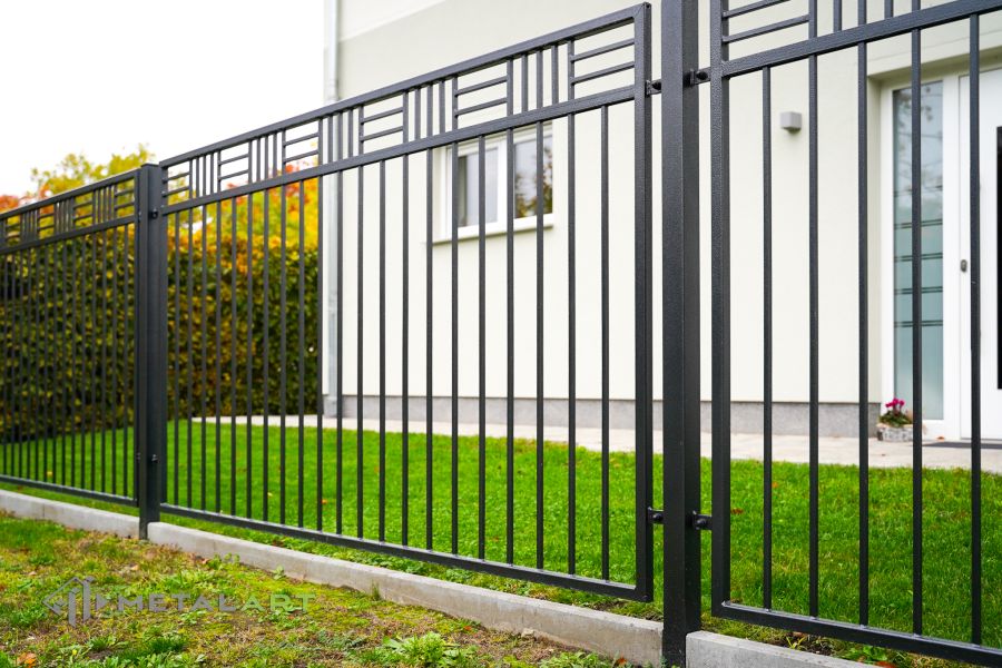 Zaun im Rahmen, Zaunprojekt, Zaunportfolio, Zaunmuster, Schmiedezaun, Schmiedezäune, Zaunanlage Projekt, Zaun Metal Art, Zäune aus Polen, Zaun Berlin, Zaun günstig kaufen, Zäune und Tore, klassische Zäune, Gartenzaun, Gartenzäune