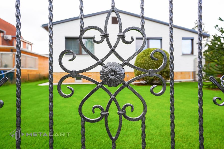 Ornament im Zaun, Zaunprojekt, Schmiedezaun, Zaunanlage in Welle, Zaun Metal Art, Zäune aus Polen, Zaun Berlin, Zäune und Tore, klassische Zäune, Schmuckzäune, Gartenzaun
