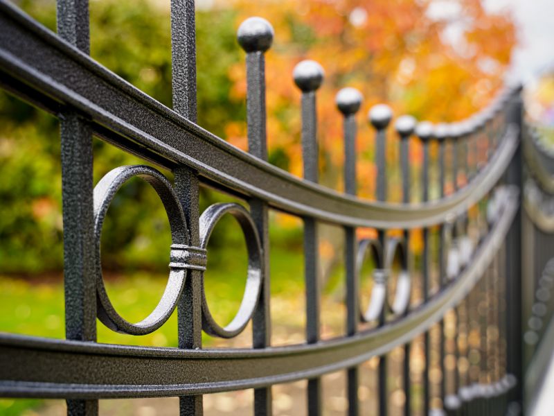 Zaun in Welle, Zaunprojekt, Zaunportfolio, Zaunmuster, Schmiedezaun, Schmiedezäune, Zaunanlage Projekt, Zaun Metal Art, Zäune aus Polen, Zaun Berlin, Zaun günstig kaufen, Zäune und Tore, klassische Zäune, Schmuckzaun, Schmuckzäune, Gartenzaun, Gartenzäune