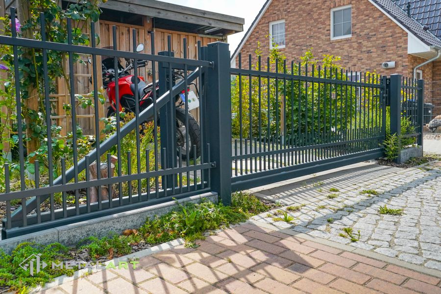 Schiebetor, Zauntor, Tore, Zaunprojekt, Schmiedezäune, Zaunanlage Projekt, Zaun Metal Art, Zäune aus Polen, Zaun Berlin, klassische Zäune, Gartenzaun, Gartenzäune