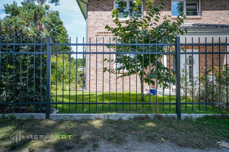 Zaunprojekt, Zaunportfolio, Zaunmuster, Schmiedezaun, Schmiedezäune, Zaunanlage Projekt, Zaun Metal Art, Zäune aus Polen, Zaun Berlin, Zaun günstig kaufen, Zäune und Tore, klassische Zäune, Gartenzaun, Gartenzäune