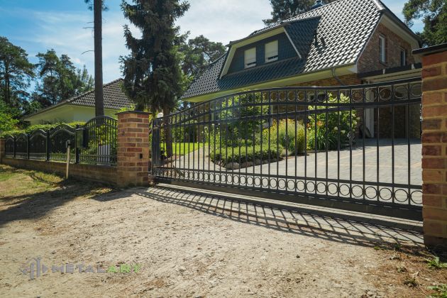 Bogenzaun, Zaunprojekt, Zaunportfolio, Zaunmuster, Schmiedezaun, Schmiedezäune, Zaunanlage Projekt, Zaun Metal Art, Zäune aus Polen, Zaun Berlin, Zaun günstig kaufen, Zäune und Tore, klassische Zäune, Schmuckzaun, Schmuckzäune, Gartenzaun, Gartenzäune