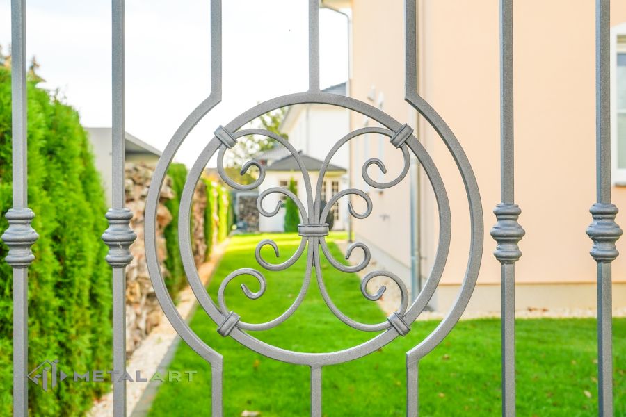 Schmuckzaun, Ornament im Zaun, Zaunprojekt, Schmiedezaun, Zaunanlage in Welle, Zaun Metal Art, Zäune aus Polen, Zaun Berlin, Zäune und Tore, klassische Zäune, Schmuckzäune, Gartenzaun