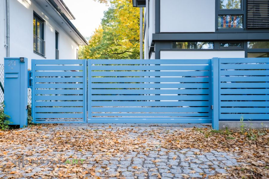 Schiebetore mit integrierter Pforte, moderne Zäune, Zaunanlage Projekt, Zaun Metal Art, Zäune aus Polen, Zaun Berlin, Zaun günstig kaufen, Zäune und Tore, moderne Zäune, Sichtschutzzäune