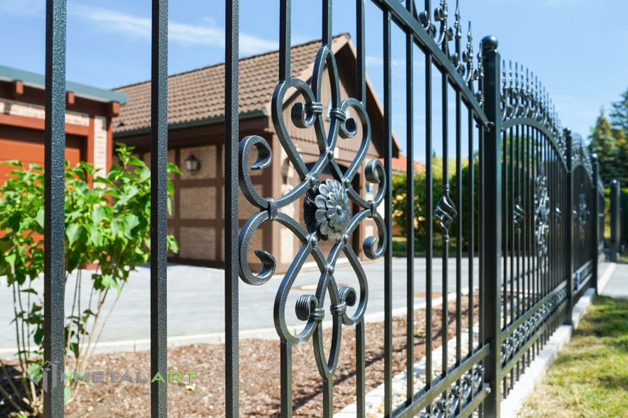 Ornament im Zaun, Zaunprojekt, Schmiedezaun, Zaunanlage in Welle, Zaun Metal Art, Zäune aus Polen, Zaun Berlin, Zäune und Tore, klassische Zäune, Schmuckzäune, Gartenzaun