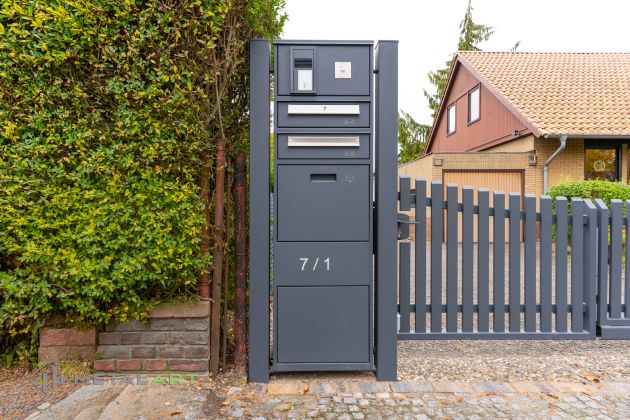 Paketbox im Zaun