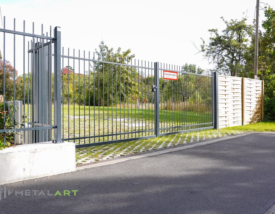 Zaunprojekt, Zaunportfolio, Zaunmuster, Schmiedezaun, Schmiedezäune, Zaunanlage Projekt, Zaun Metal Art, Zäune aus Polen, Zaun Berlin, Zaun günstig kaufen, Zäune und Tore, klassische Zäune, Gartenzaun, Gartenzäune