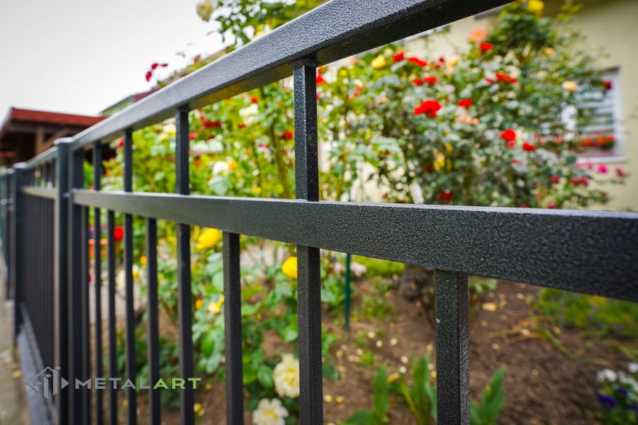 Rahmenzaun, Zaunprojekt, Zaunportfolio, Zaunmuster, Schmiedezaun, Schmiedezäune, Zaunanlage Projekt, Zaun Metal Art, Zäune aus Polen, Zaun Berlin, Zaun günstig kaufen, Zäune und Tore, klassische Zäune, Gartenzaun, Gartenzäune