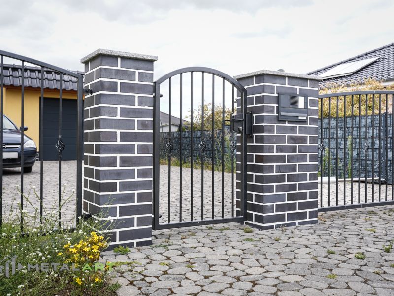 Zaunpforte, Pforte, Bogenzaun, Zaunprojekt, Zaunportfolio, Zaunmuster, Schmiedezaun, Schmiedezäune, Zaunanlage Projekt, Zaun Metal Art, Zäune aus Polen, Zaun Berlin, Zaun günstig kaufen, Zäune und Tore, klassische Zäune, Schmuckzaun, Schmuckzäune, Gartenzaun, Gartenzäune