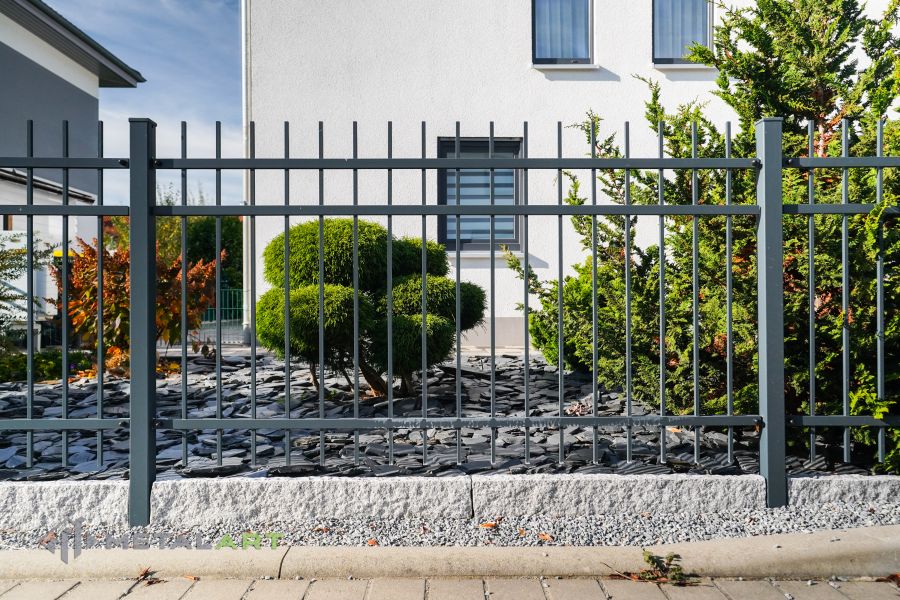Zaunprojekt, Zaunportfolio, Zaunmuster, Schmiedezaun, Schmiedezäune, Zaunanlage Projekt, Zaun Metal Art, Zäune aus Polen, Zaun Berlin, Zaun günstig kaufen, Zäune und Tore, klassische Zäune, Gartenzaun, Gartenzäune
