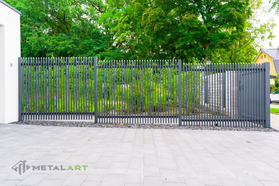 Zaunprojekt mit Schiebetor, Zaunportfolio, moderne Zäune, Zaunanlage Projekt, Zaun Metal Art, Zäune aus Polen, Zaun Berlin, Zaun günstig kaufen, Zäune und Tore