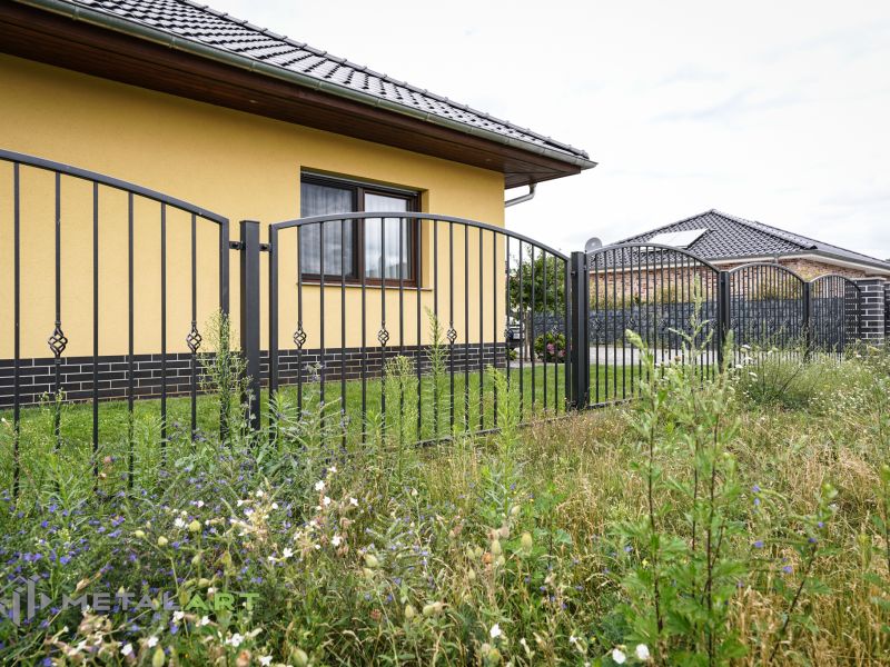 Zaunpforte, Pforte, Bogenzaun, Zaunprojekt, Zaunportfolio, Zaunmuster, Schmiedezaun, Schmiedezäune, Zaunanlage Projekt, Zaun Metal Art, Zäune aus Polen, Zaun Berlin, Zaun günstig kaufen, Zäune und Tore, klassische Zäune, Schmuckzaun, Schmuckzäune, Gartenzaun, Gartenzäune