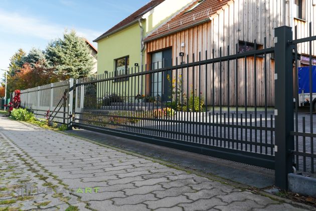 Schiebetor, Zauntore, Tore, Zaunprojekt, Zaunportfolio, Zaunmuster, Schmiedezaun, Schmiedezäune, Zaunanlage Projekt, Zaun Metal Art, Zäune aus Polen, Zaun Berlin, Zaun günstig kaufen, Zäune und Tore, klassische Zäune, Gartenzaun, Gartenzäune