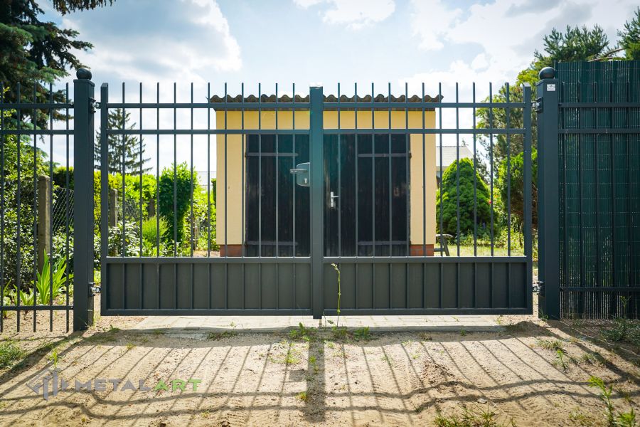 Zaunprojekt, Zaunportfolio, Zaunmuster, Schmiedezaun, Schmiedezäune, Zaunanlage Projekt, Zaun Metal Art, Zäune aus Polen, Zaun Berlin, Zaun günstig kaufen, Zäune und Tore, klassische Zäune, Gartenzaun, Gartenzäune