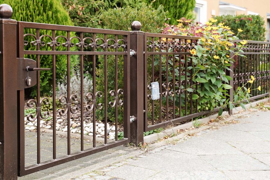 Schmuckzäune, Pforte, Zauntore, Zaunprojekt, Zaunportfolio, Zaunmuster, Schmiedezaun, Schmiedezäune, Zaunanlage Projekt, Zaun Metal Art, Zäune aus Polen, Zaun Berlin, Zaun günstig kaufen, Zäune und Tore, klassische Zäune, Schmuckzaun, Schmuckzäune, Gartenzaun, Gartenzäune