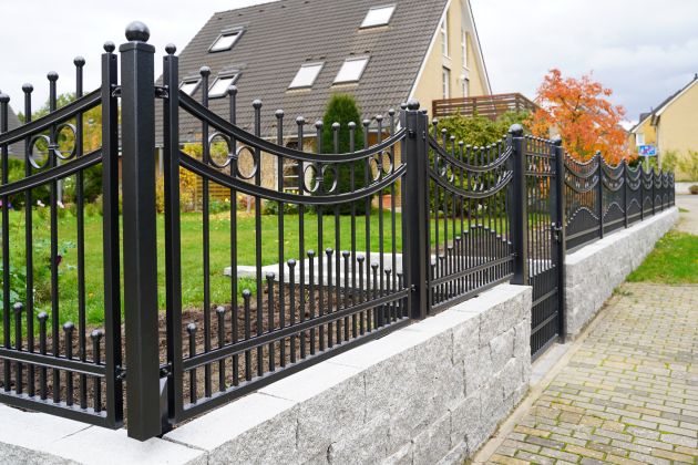 Zaunprojekt, Zaunportfolio, Zaunmuster, Schmiedezaun, Schmiedezäune, Zaunanlage Projekt, Zaun Metal Art, Zäune aus Polen, Zaun Berlin, Zaun günstig kaufen, Zäune und Tore, klassische Zäune, Schmuckzaun, Schmuckzäune, Gartenzaun, Gartenzäune