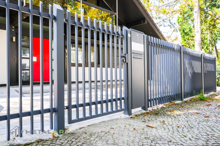 Zaunprojekt mit Schiebetor mit integrierter Pforte, Zaunportfolio, moderne Zäune, Zaunanlage Projekt, Zaun Metal Art, Zäune aus Polen, Zaun Berlin, Zaun günstig kaufen, Zäune und Tore