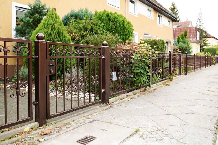 Zaunprojekt, Zaunportfolio, Zaunmuster, Schmiedezaun, Schmiedezäune, Zaunanlage Projekt, Zaun Metal Art, Zäune aus Polen, Zaun Berlin, Zaun günstig kaufen, Zäune und Tore, klassische Zäune, Schmuckzaun, Schmuckzäune, Gartenzaun, Gartenzäune