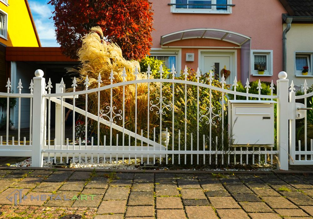 Zaun in Welle, Zaunprojekt, Zaunmuster, Schmiedezaun, Zaunanlage Projekt, Zaun Metal Art, klassische Zäune, Schmuckzäune, Gartenzäune