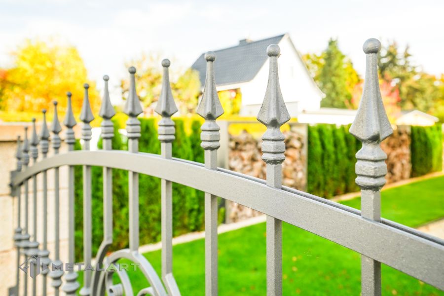 Schmuckzaun, Ornament im Zaun, Zaunprojekt, Schmiedezaun, Zaunanlage in Welle, Zaun Metal Art, Zäune aus Polen, Zaun Berlin, Zäune und Tore, klassische Zäune, Schmuckzäune, Gartenzaun